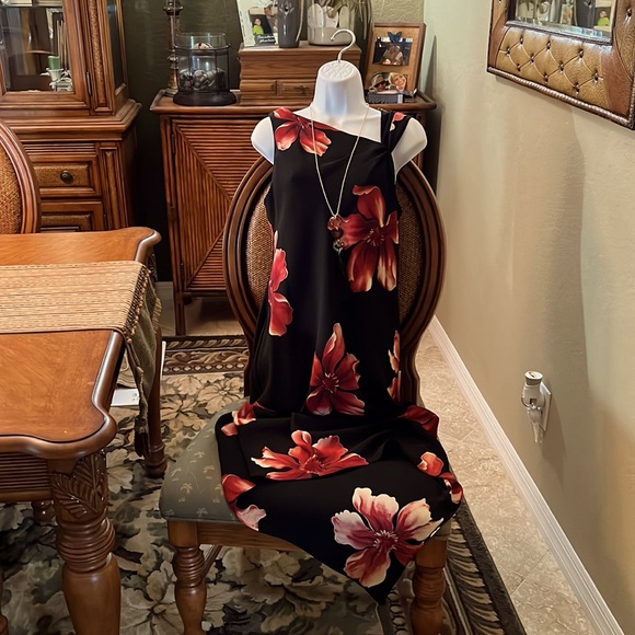 A black crepe hi/Lo dress with maroon magnolias and cut in shoulder. A beauty 🌺 - Picture 6 of 15